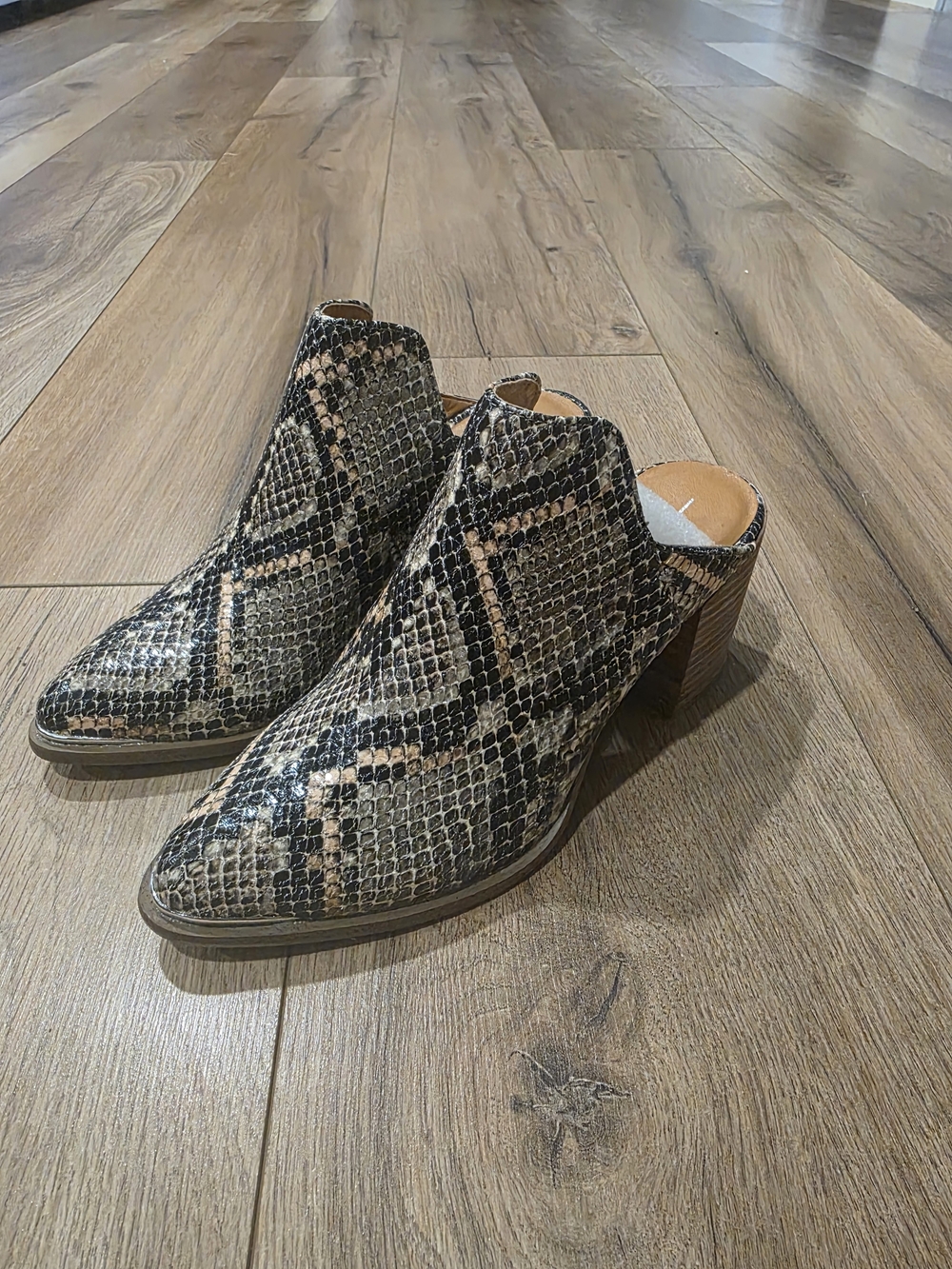 Report NWOT Snake-Print Pointed Mule